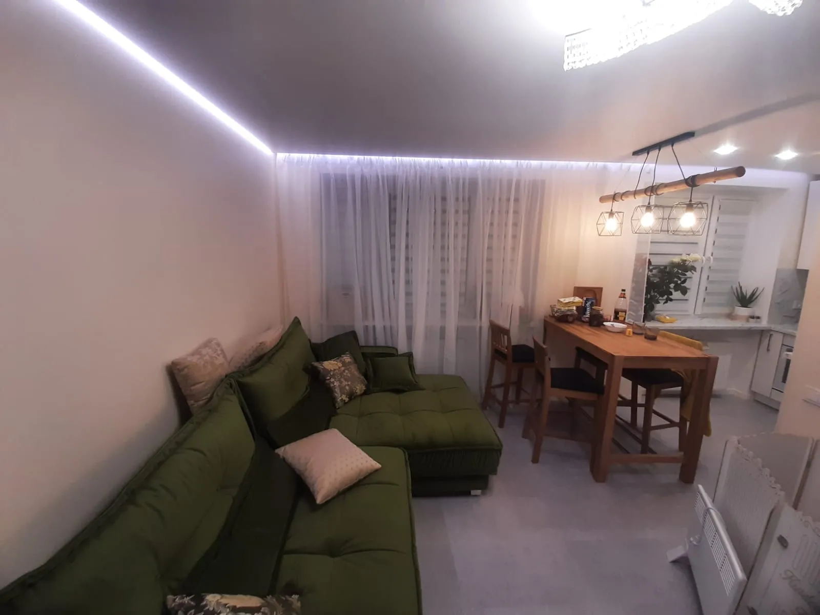 Скрытый карниз с LED освещением по периметру для спальни и гостиной, Нарва.