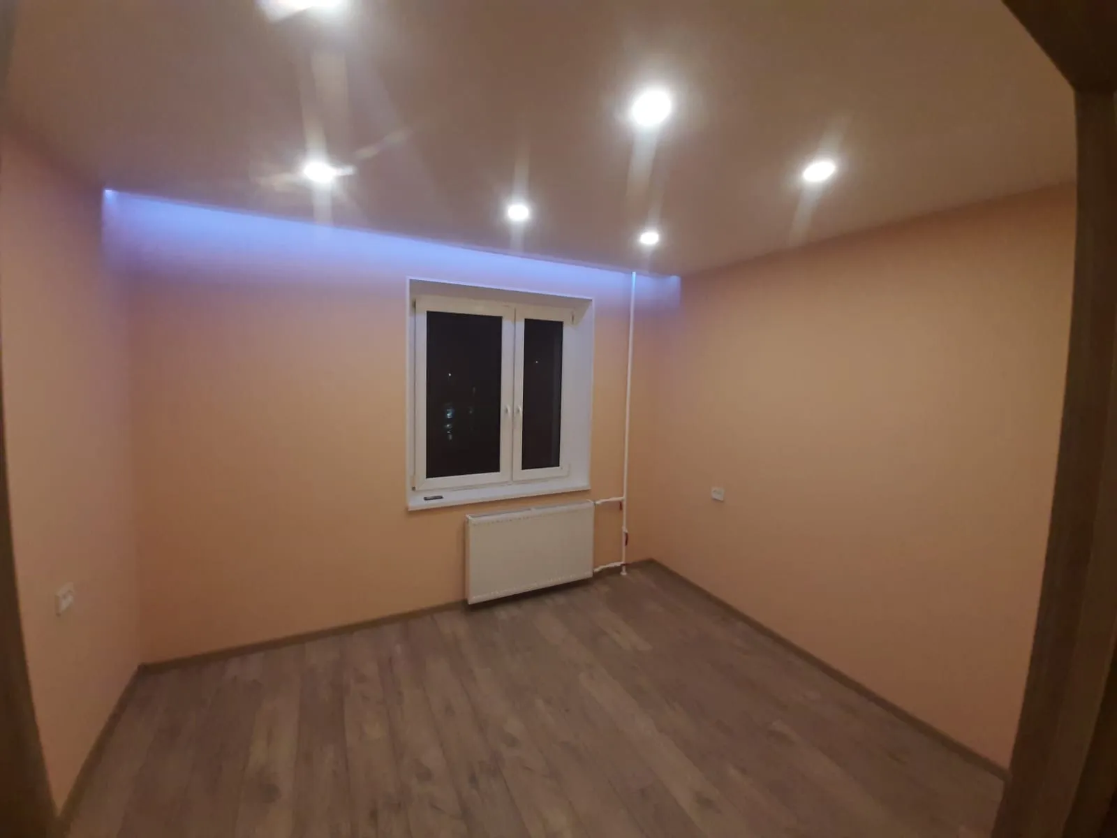 Скрытый карниз с спотовым освещением в спальне, белый, Нарва.