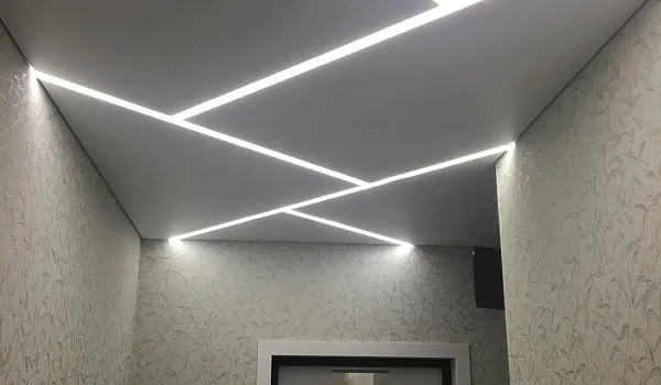 Линейное освещение в белом натяжном потолке для коридора, Нарва.