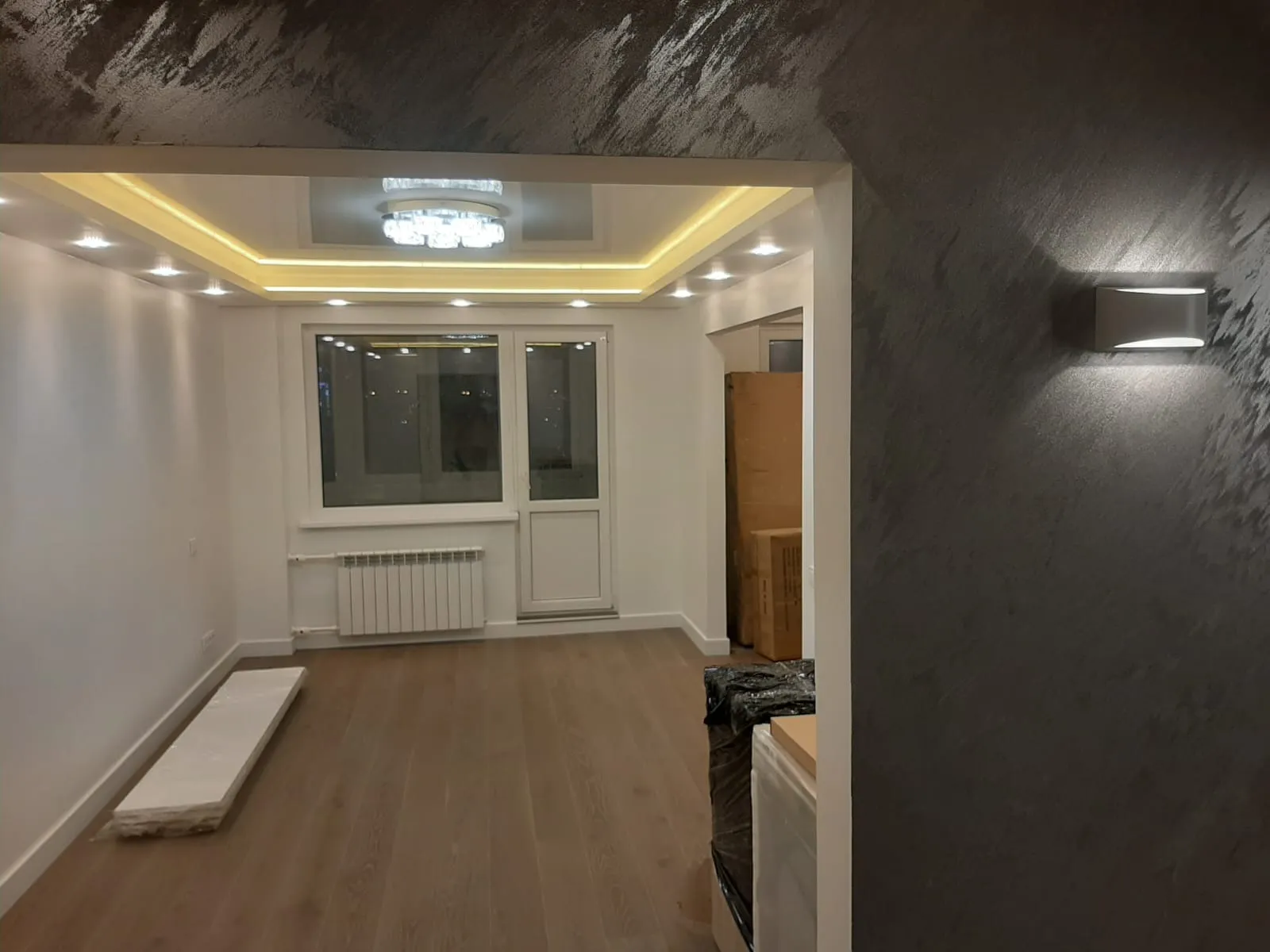Линейное освещение в белом натяжном потолке с спотовым освещением и классическим типом для гостиной, Нарва.